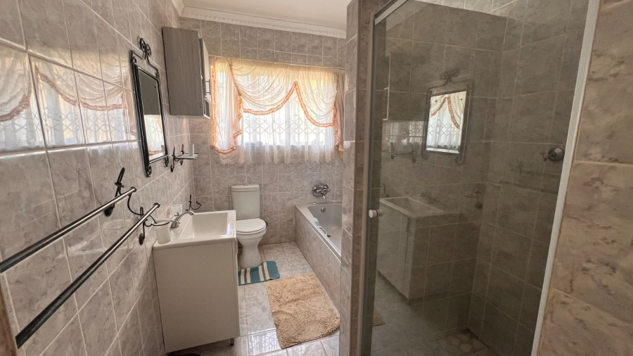 4 Bedroom Property for Sale in Langenhovenpark Free State